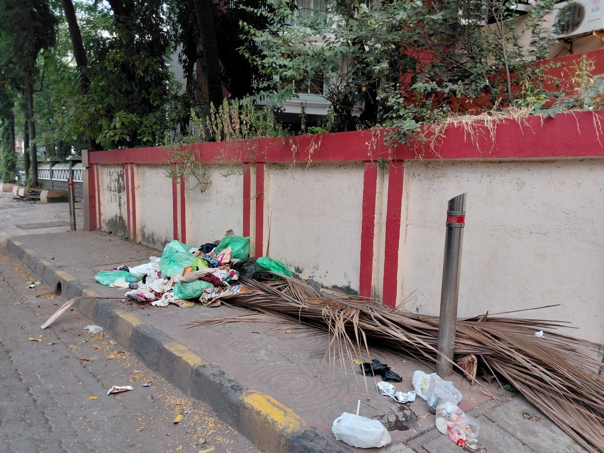 RebeccaBraganz2's tweet photo. @mybmc garbage dumped in the night on mt carmelsrd pls have it cleared @mybmcWardHW @lillianpais @_sinnamin https://t.co/9HxCpSqRME