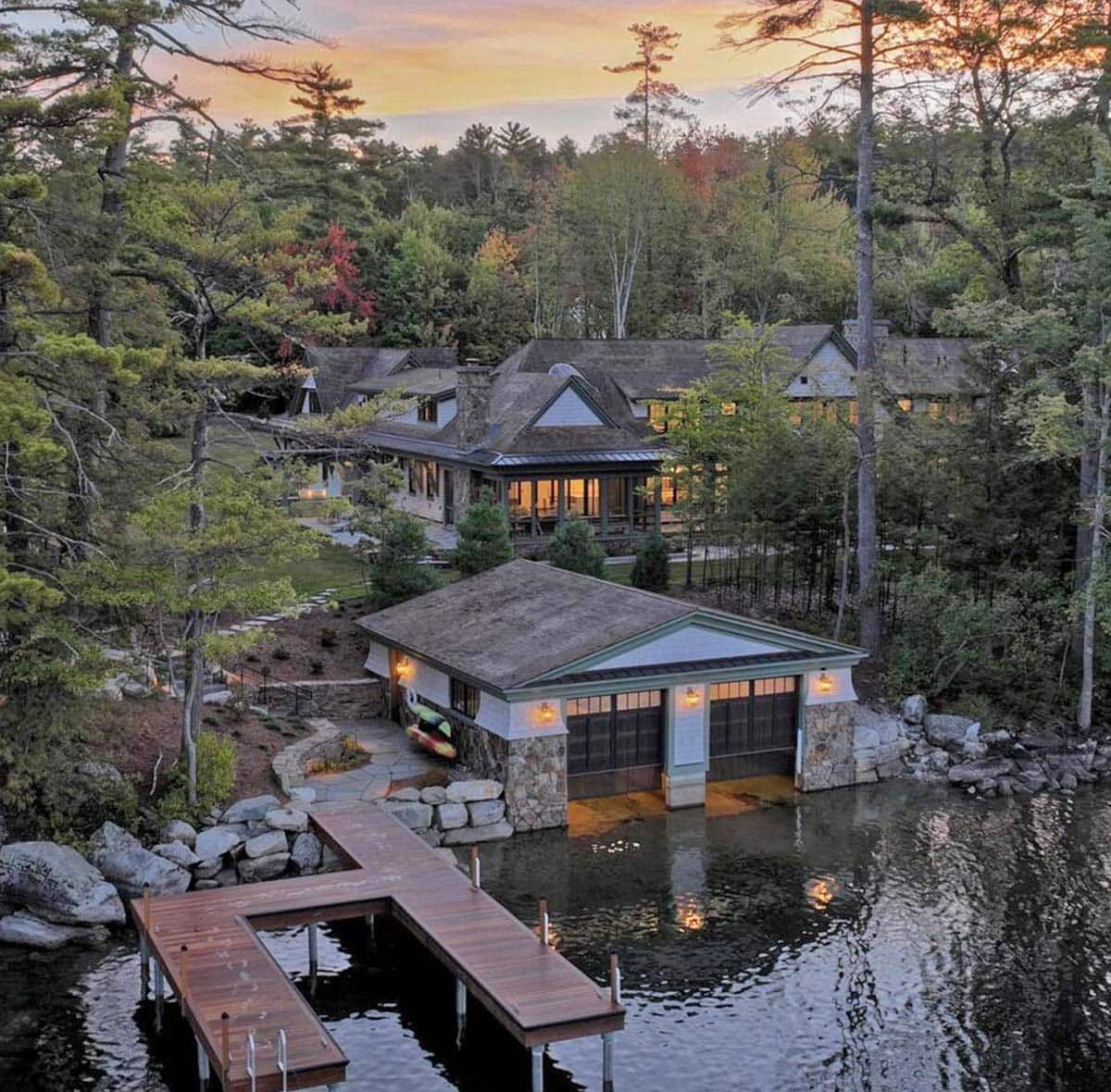 OneKindesign's tweet photo. This New Hampshire lake house on Lake Winnipesaukee is the ultimate escape 
https://t.co/HYsOJUqTAH https://t.co/bgLQtxeIri