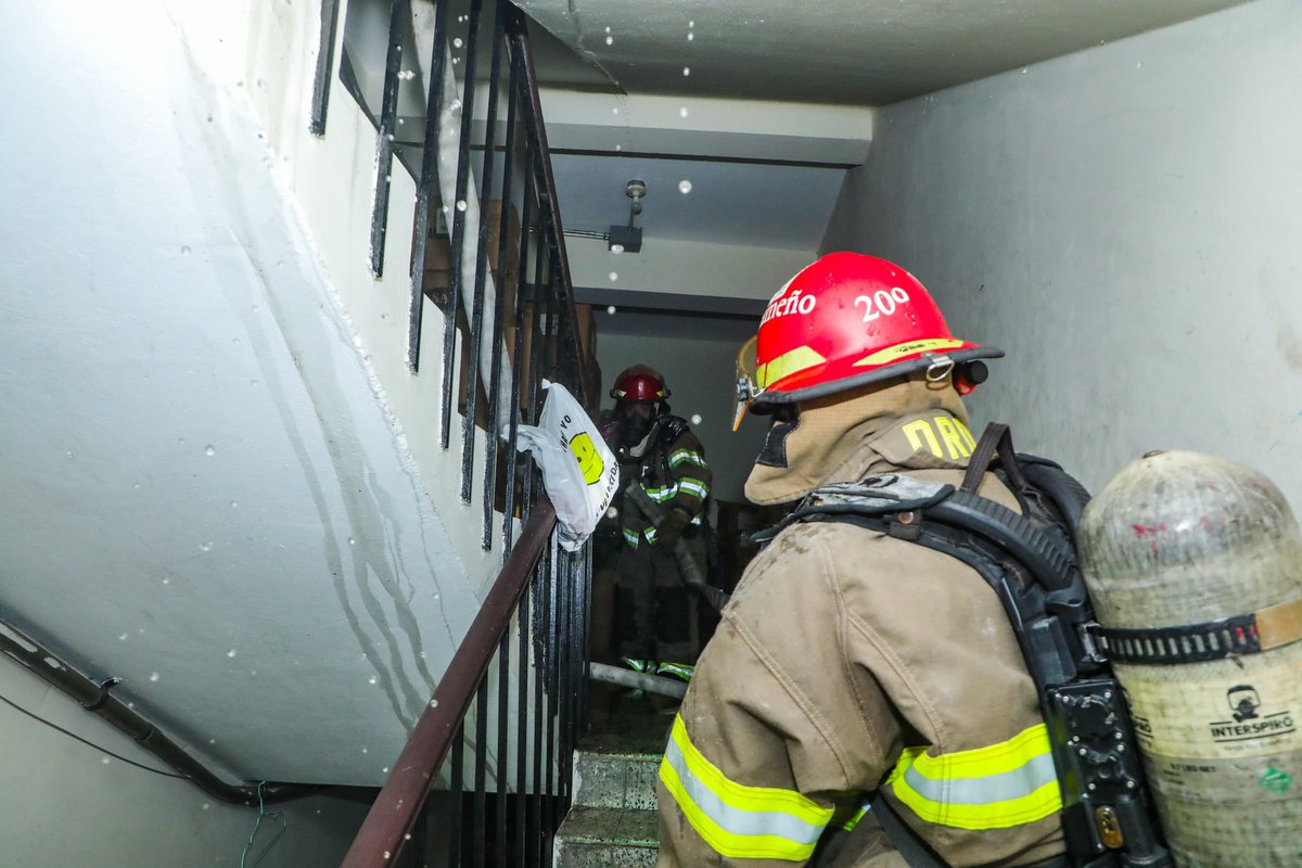 ennews_sv's tweet photo. #ENNews| @BomberosSV informó que atendió un incendio estructural en la calle Gerardo Barrios, en San Salvador Centro.

Los equipos realizaron maniobras de control y liquidación para contener el fuego y evitar que se propagara a estructuras aledañas. https://t.co/oID9BHyjXA