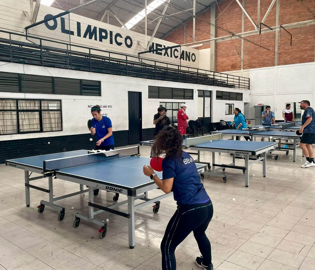 COM_Mexico's tweet photo. Entrenadores de tenis de mesa de todo México participan en un Curso Internacional dirigido por el especialista alemán Felix Schmidt-Arndt, en colaboración con la ITTF y el COM.

El objetivo: fortalecer la formación deportiva e impulsar a las próximas generaciones de talentos mexicanos. 🇲🇽