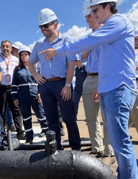 Fantasma_956's tweet photo. Preocupante que este sea el socio del Departamento de estado de EEUU en el negocio petrolero, no hay hueso sano ni allá ni aquí. Mrs J, Barret le sale higiene 24/7 con esas juntas https://t.co/02yNP1lRas