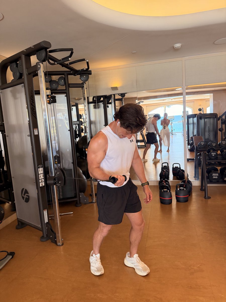 katiekschwartz's tweet photo. my founder-CEO husband taking a work call while getting extremely huge https://t.co/jfHIKgrKop