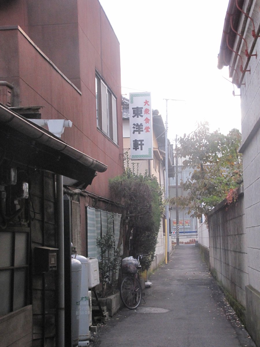 koubashimachi's tweet photo. 目を惹く赤い屋根の理髪店。
蔵の向かいにある路地裏の町中華。
増田書店にはかつて蓄音機部があった。
そして、香ばしい昭和テイストあふれる、ショッピング・センター。
　結城の魅力は尽きない。

📸2010年11月撮影・茨城県結城市結城かいわい https://t.co/XjlXcDdAJz