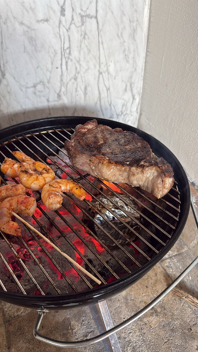 SebastianVian69's tweet photo. Asado en Paraguay 🇵🇾 🥩 //  Asado en México 🇲🇽 🥀

Que triste sería vivir en mechico https://t.co/uZP9l7gZmp