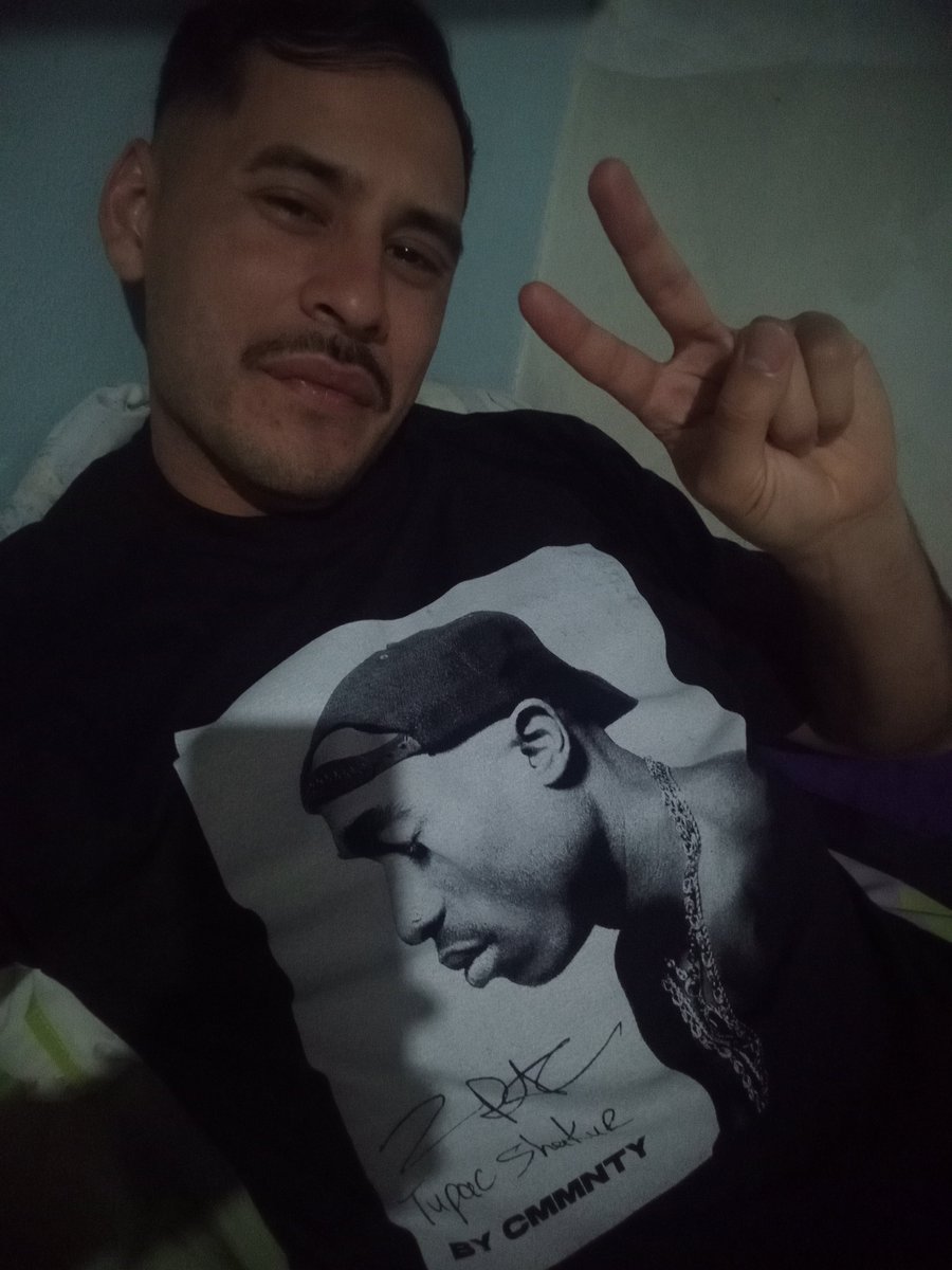 r1_fede's tweet photo. mi hermano me regaló la remera de Tupac, más que feliz portar a un ícono un poeta lirical y sobre todo una persona con principios.
Gracias hermano !
#doforlove
#tupac
#HipHop https://t.co/K0fQGADFNt