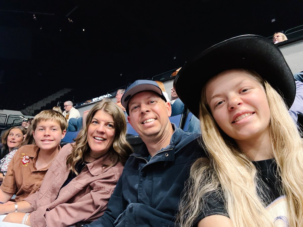 esmidt's tweet photo. Sugarland in Cedar Rapids last night! https://t.co/PFGfbqQgjQ