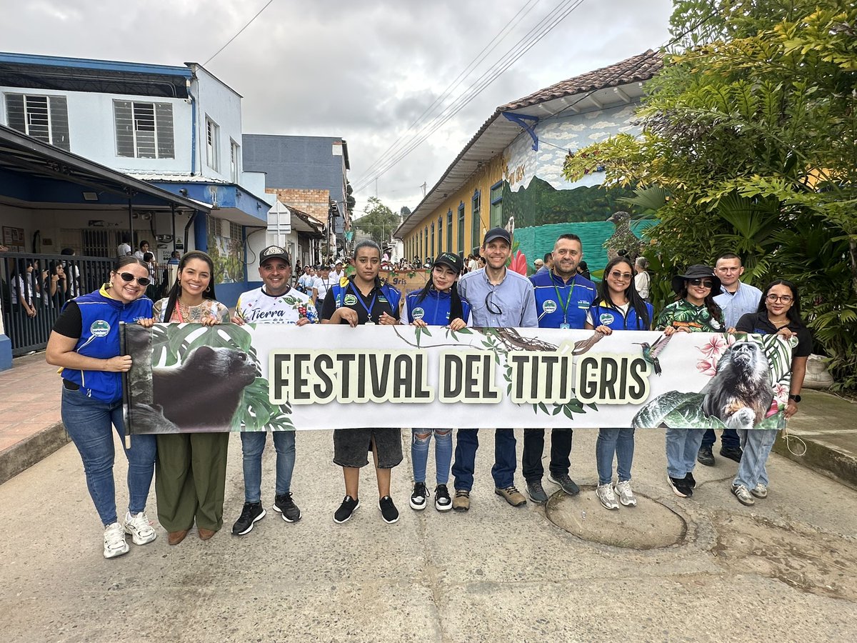 cornare's tweet photo. 🐒🎭 ¡San Roque se llenó de color por la conservación del tití gris!

🌿 Las calles de San Roque se convirtieron en un escenario de arte, cultura y educación ambiental durante el Cuarto Festival del Tití Gris. https://t.co/2mr50fiQdl