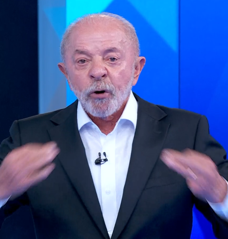 poptime's tweet photo. Lula: "O pai dele [Flávio] disse que quem ia tomar vacina ia virar gay, virar jacaré." https://t.co/dw1fU2nyjs