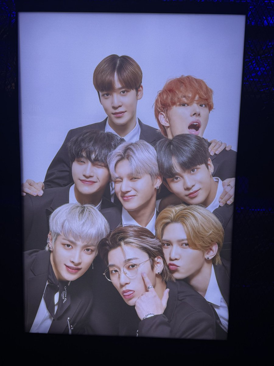 sengahw's tweet photo. 지금까지 찍은 단체 사진들 다 전시되어잇듬 ㅜㅠ https://t.co/5B5aIMCXCD