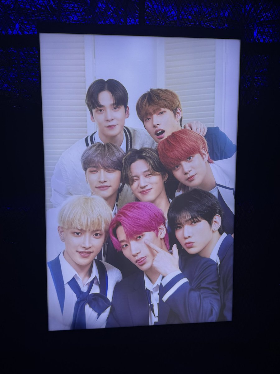 sengahw's tweet photo. 지금까지 찍은 단체 사진들 다 전시되어잇듬 ㅜㅠ https://t.co/5B5aIMCXCD
