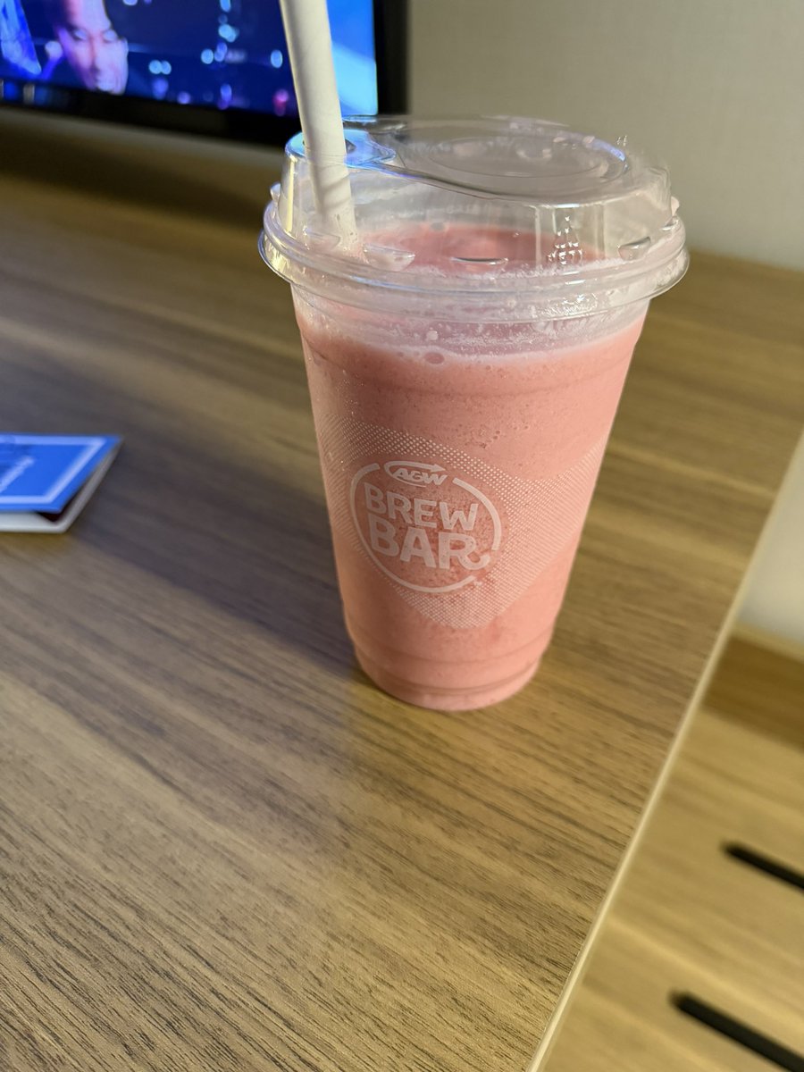ZeroSyndicate's tweet photo. Thought I’d try an A&amp;W strawberry milkshake in Canada. They hand me this and it’s definitely got ice in it. I ask, “did you give me a smoothie or a shake?” They said shake… after bro complimented my fit too😭!

Yall is this a milkshake!? https://t.co/TBHrPSEtYv