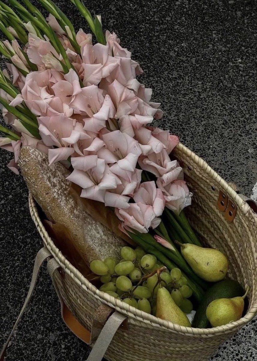 antahpuri's tweet photo. @TamagoPost HANING, 1995.

Good morning! I just got back from the market, shopping for fresh fruit and flowers. How did you start your Saturday?

(EN/ID) https://t.co/6wFM421ZsB