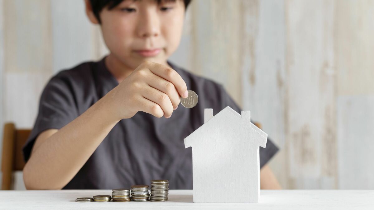 JBpress's tweet photo. 「まじめに働き、貯金しなさい」だけで子どもを守れるか？「こどもNISA」でオルカンの父が問うマネー教育《代田 秀雄》

2027年1月から、NISAのつみたて投資枠が18歳未満にも広がります。

10月20日、NHKラジオ「Nらじ」に出演し、こどもNISAについてお話ししました。

番組では、「子どもに投資をさせていいのか」という趣旨の問いが投げかけられました。

これまで「お金は無駄遣いをせず、貯金しなさい」と子どもに教えてきた親にとって、投資による損失の可能性は気がかりでしょう。

子どもを損失から守りたいという、親の率直な気持ちを代弁する問いだったと思います。

その懸念は理解できます。私自身、こどもNISAを無条件に評価しているわけではありません。

しかし、子どもを守ることと、投資から遠ざけることを、同じように考えてよいのでしょうか。

まず、「子どもに投資をさせる」と聞いて、どのような行為を思い浮かべているのかを考えてみたいと思います。

▶続きを読む（コメント欄へ）