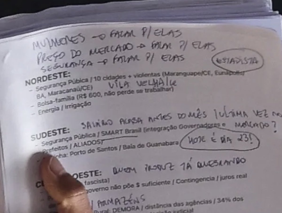 annemcarvalho's tweet photo. Essas são as anotações de Flavio Bolsonaro para o debate que tá rolando agora. Ele anotou na cola “falar p/ elas” 3x, foi preciso escrever repetidamente para lembrar que o governo também precisa se comunicar com as mulheres!? https://t.co/KdtZVsKHdK