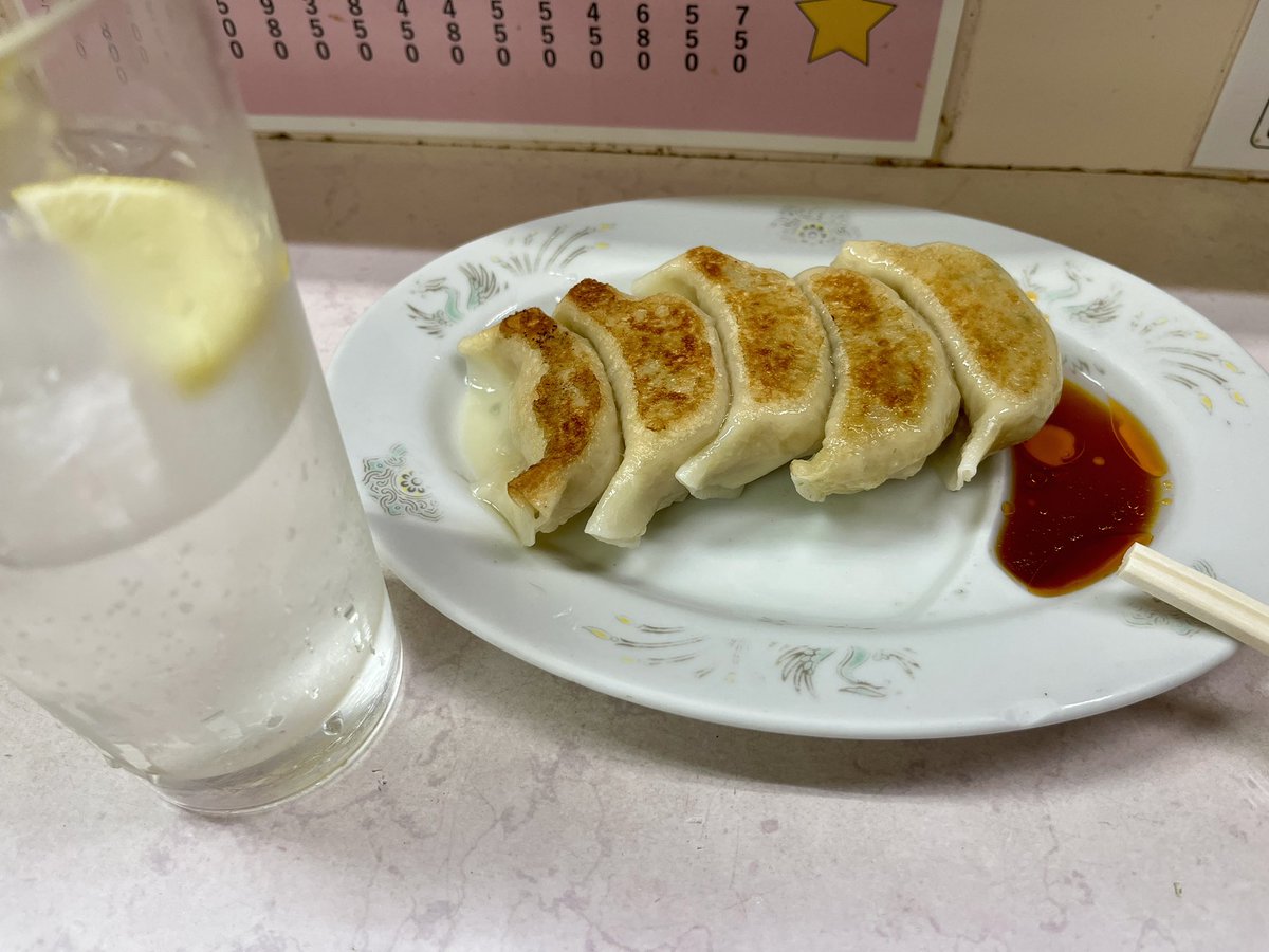 BMWE304558's tweet photo. 昨日の思い出
　新宿思い出横丁の岐阜屋で昼のちょい呑み。
　何故「岐阜屋」か？。
　岐阜県の樋口清和さんが生きていれば昨日で62歳。
　旧友を懐かしんで餃子と炒飯と酎ハイ。 https://t.co/WZnhjgOoEU