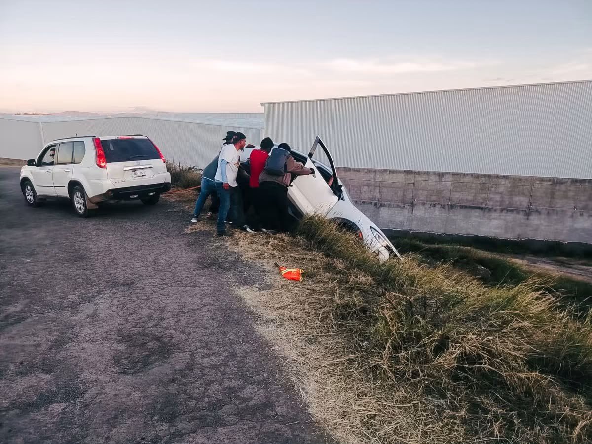 AlertaQro's tweet photo. 🚨 Un vehículo particular cayó en una zanja de la Brecha del Lagartijero, en el municipio de El Marqués, tras intentar rebasar a otros vehículos en un tramo de circulación reducida. 🚗

🚑 Protección Civil del municipio llegó para dar atención al incidente. No se reportaron personas lesionadas. 

✍🏼 Eduardo Coeto

#ElMarqués #BrechaDelLagartijero #AccidenteVial #ProtecciónCivil #Querétaro