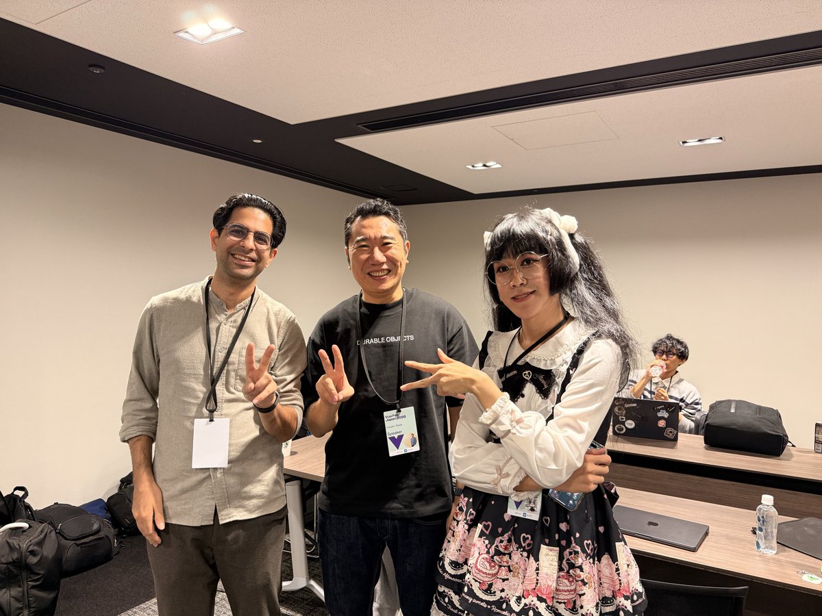 evanyou's tweet photo. .@VueFes Japan is really becoming more like JSConf - look who we’ve got in the house!

H3 x Hono x Elysia https://t.co/mCFPKAtYvz