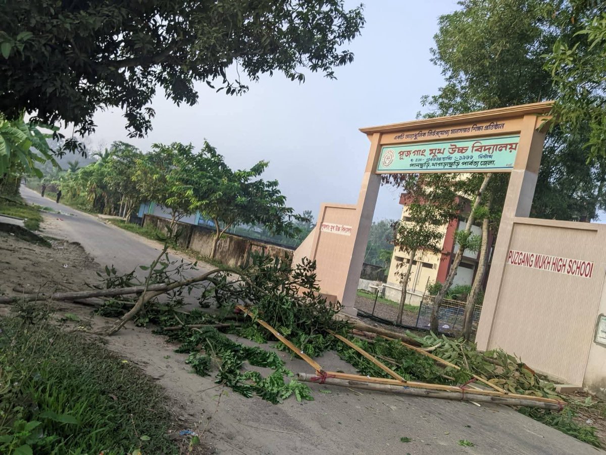 Defres360's tweet photo. Last night was filled with tension as CHT terrorists erected barricades across various areas of Khagrachhari to block Army vehicles.Despite the challenges, Army personnel worked tirelessly throughout the night,removing the barricades one by one and reopening the roads to traffic https://t.co/stRBWUFqES