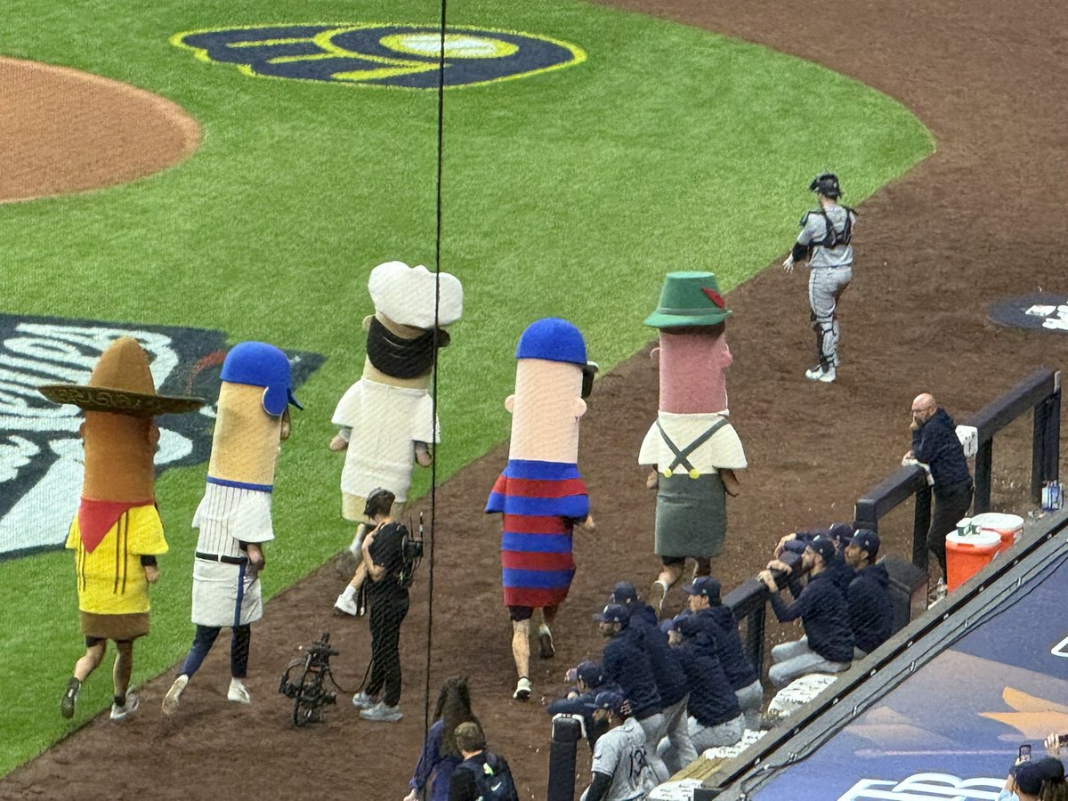 hunterbonair's tweet photo. The winner of the first ever World Series Sausage Race is…the Italian Sausage!

Took the lead early and was determined to get the Game 1 victory.

Great race to begin the Fall Classic. https://t.co/vTj0Z7yB58