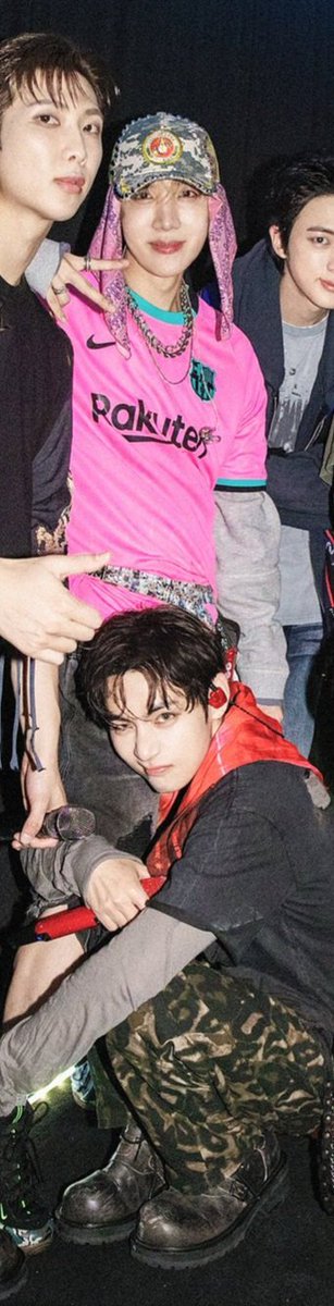 kookyun's tweet photo. Taehyung holding Hoseok's legs , someone tell him no one is taking hobi from him https://t.co/YsTDDw6S67