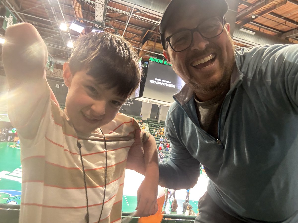 ScottDKushner's tweet photo. Tulane volleyball keeps rolling. It was another fun night at Fogelman Arena. 

@GreenWaveVB deserves support! They're putting a great product on the floor.

🌊🌊🌊 https://t.co/mBNnNIwI5w