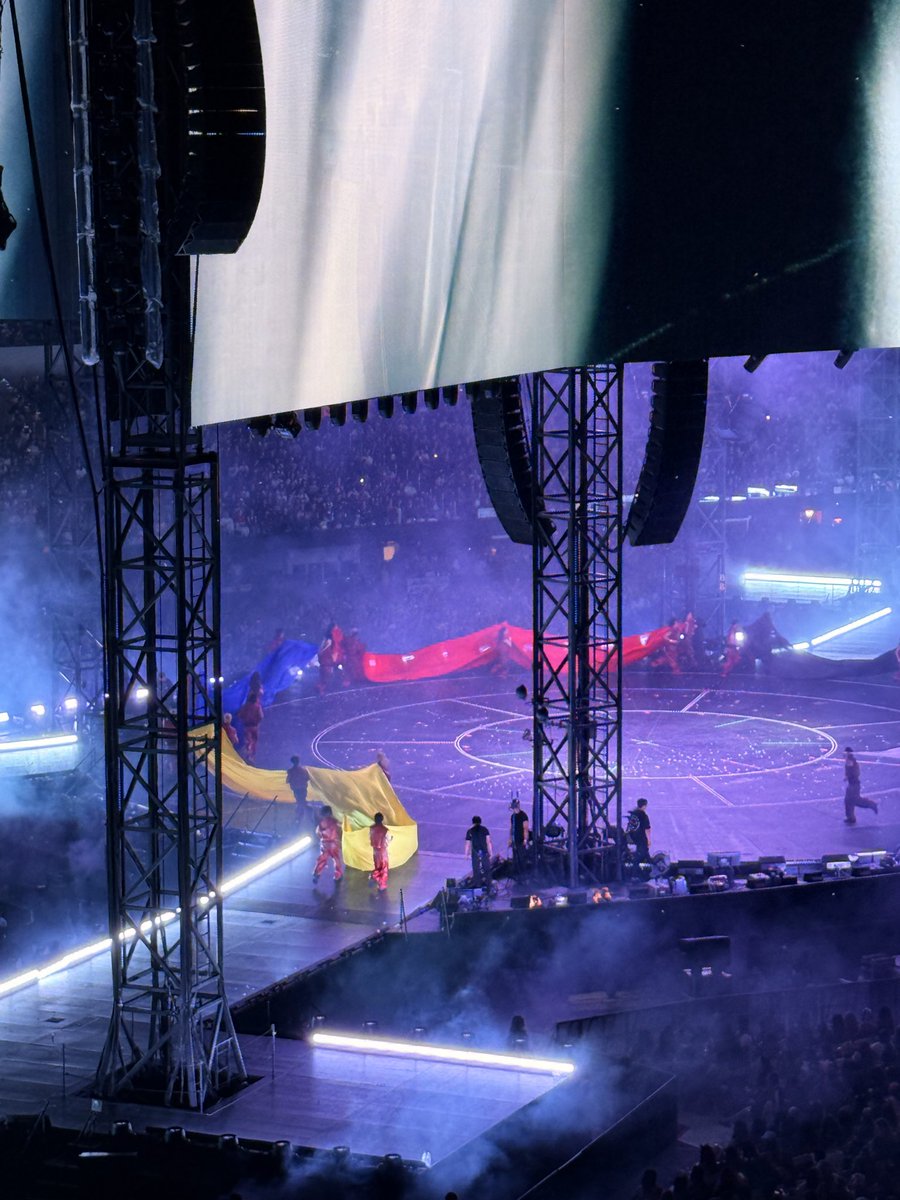 answerlovegguk's tweet photo. yo en todos los conciertos: ayyy la bandera de colombia🥹 JSKSJJA https://t.co/MEGSr0vO3J