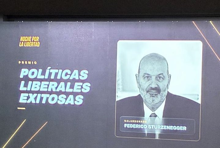 FNFSudamerica's tweet photo. Noche por la Libertad en Colombia 

Participamos en Medellín de la Noche por la Libertad de @Libertankcol y @RELIALred 

El Ministro de Desregulación y Transformación del Estado de Argentina @fedesturze recibe el Premio Políticas Liberales Exitosas otorgado por la Red Liberal de América Latina. 

Argentina es ejemplo del éxito en la ejecución de políticas liberales.