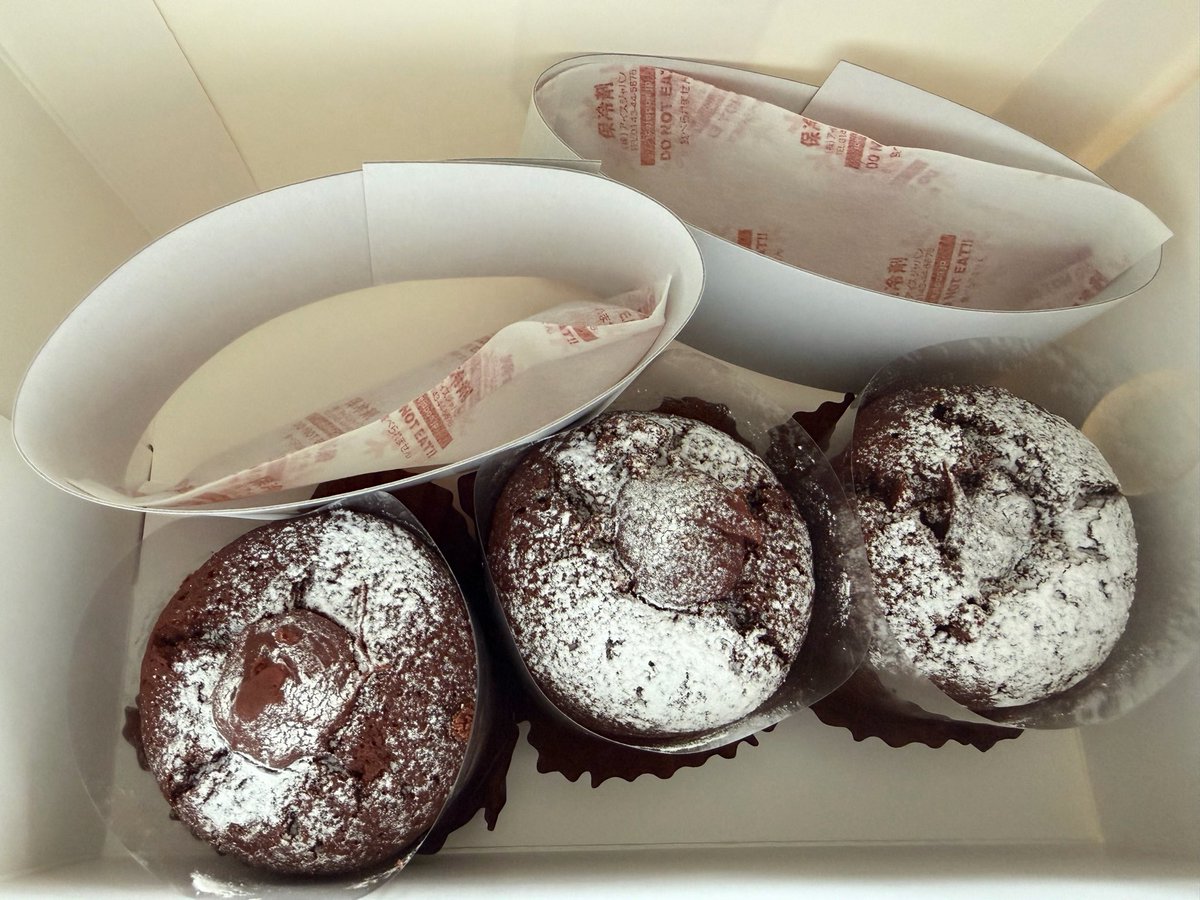 fukumassha's tweet photo. とても美味しいですが、ケーキ店で見たことのない梱包の仕方ですので、持ち帰る時は注意です笑 https://t.co/LczuV57MFO