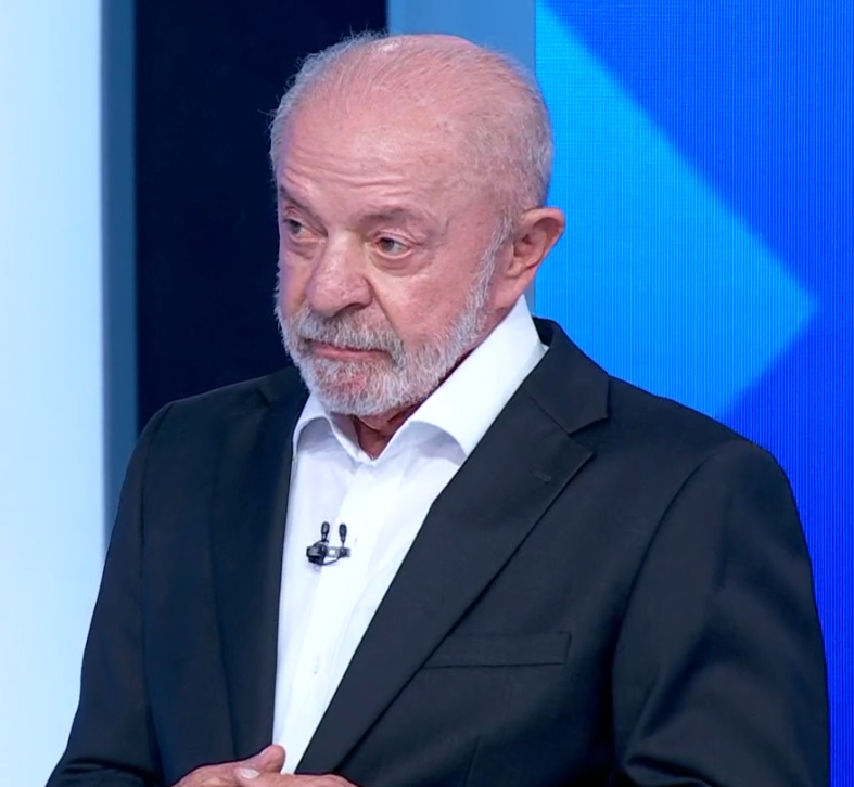 poptime's tweet photo. Lula: "A mãe de uma menina chamada Ana Clara está assistindo vendo você falando de segurança, mas ela e eu e o Brasil gostaríamos de saber: por que um senador da República defendeu um policial que deu um tiro de fuzil em uma menina de 5 anos? Explica, que segurança é essa?" https://t.co/gb2AKRkm0g