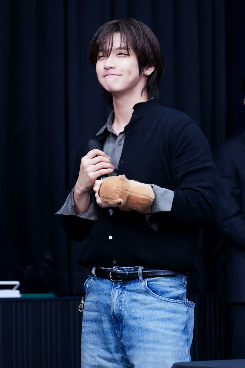 cielo_201014's tweet photo. 261011 헬로라이브 팬사인회

안뇽👋

#NFlying #엔플라잉 #이승협 #차훈 #김재현 #유회승 #서동성 #헬로라이브 #hellolive #팬싸 #잔불 #Still https://t.co/2856ILvVpL