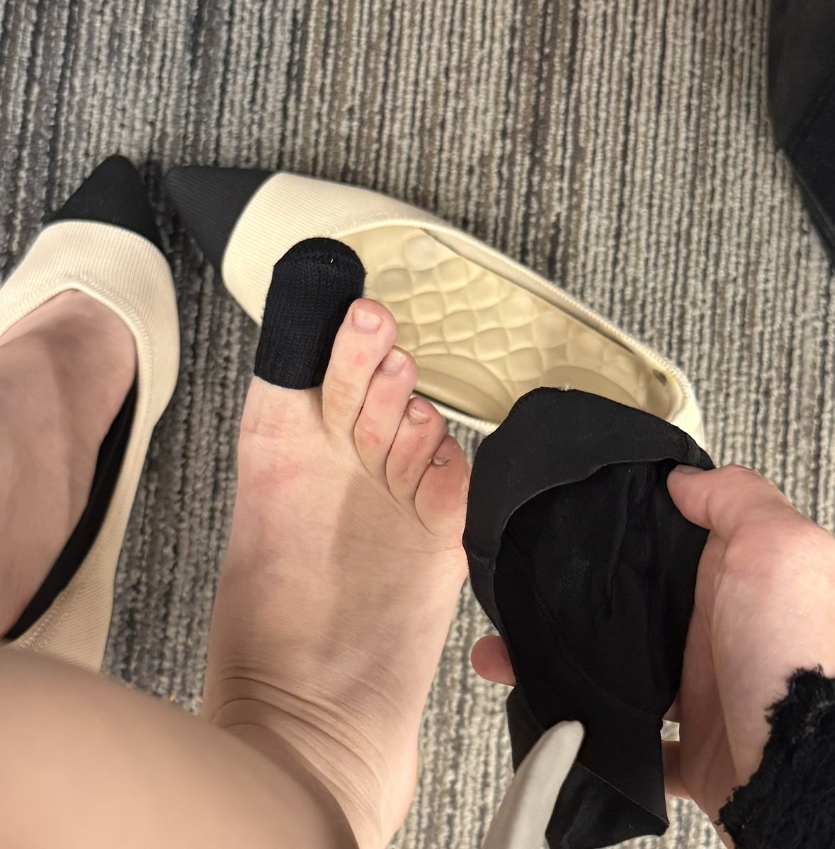yuyu7e3s's tweet photo. 足の親指鋭利すぎてストッキングや薄手の靴下は大体1回目で穴が空くんだが、Tabioの親指サック使ったら全然穴空かなくなった！
これは今年買って1番良かったかもしれない…。

楽天のTabio公式なら、2ペアで500円くらいで買えました✨ https://t.co/iat5T5sa93