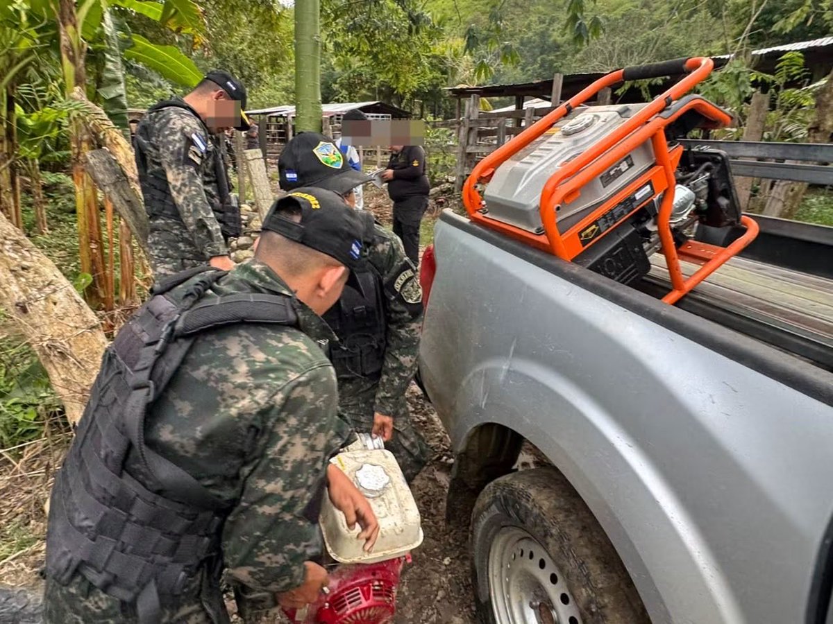 PMOPHN's tweet photo. #ProtecciónAmbiental | PMOP inhabilita maquinaria utilizada en minería ilegal en Santa Bárbara

Las Fuerzas Armadas de Honduras, a través de la Policía Militar del Orden Público (#3BPMOP), en conjunto con el Batallón de Protección Ambiental, intervinieron un área de aproximadamente siete hectáreas en el sector de Brazo Seco, Piladeros, Nueva Frontera, Santa Bárbara, donde se identificaron actividades de minería ilegal con afectaciones significativas al entorno natural.

Durante la operación se inhabilitaron dos retroexcavadoras y dos máquinas de procesamiento minero. Asimismo, se decomisaron 55 galones de diésel, una motosierra, tres motores para bombas de extracción de oro, un generador eléctrico y tres sistemas de mangueras utilizados en estas actividades.

La intervención permitió documentar indicios de degradación del suelo y posibles fuentes de contaminación en la franja de protección de la cuenca del río Chiquila. Las acciones se realizaron en coordinación con la Fiscalía Especial del Medio Ambiente para dar seguimiento a las diligencias legales correspondientes.

🇭🇳 Las Fuerzas Armadas de Honduras reafirman su compromiso con la protección de los recursos naturales y la defensa del patrimonio ambiental del país.

#PMOPHN #FFAAHN #ContraLaMineríaIlegal