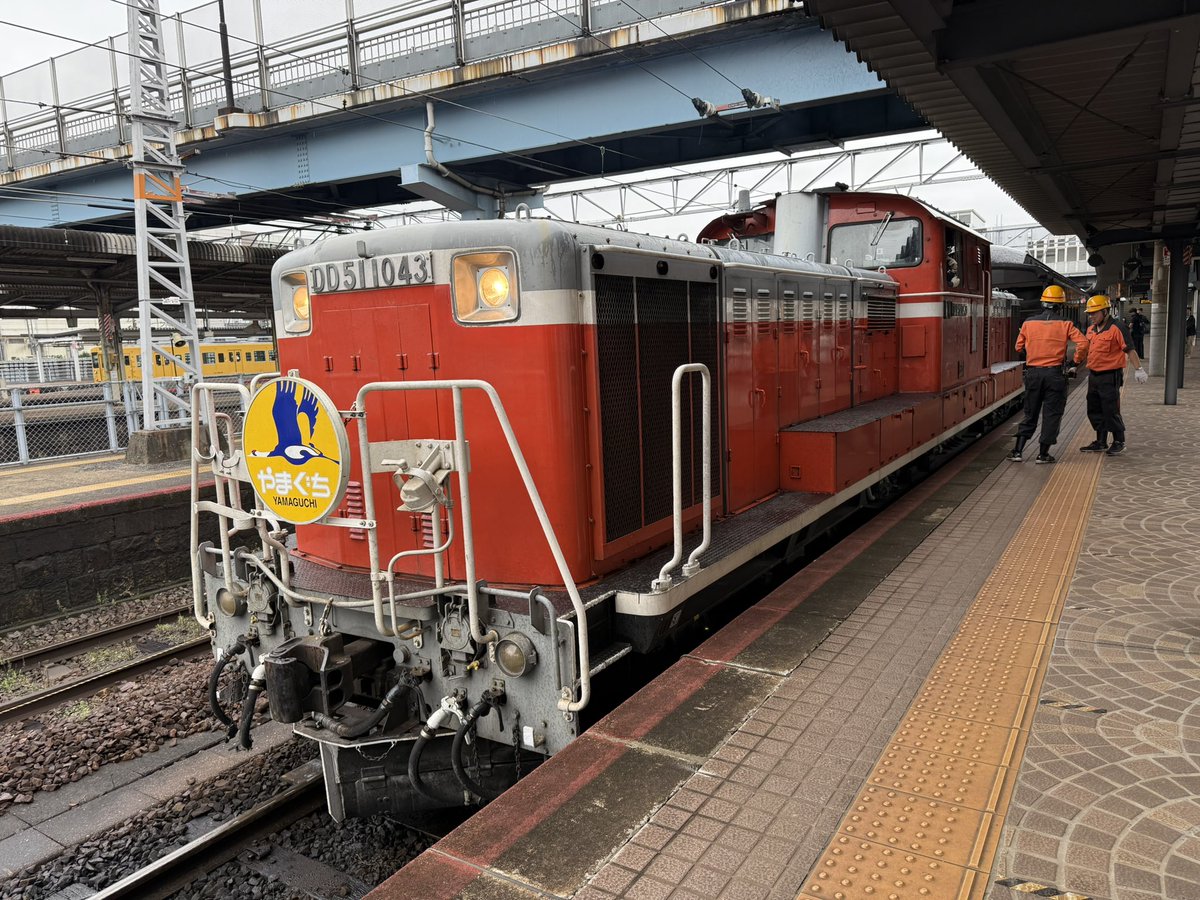 foreverEF5861's tweet photo. 「SLやまぐち号」改め「DLやまぐち号」へ乗車です

牽引は山口のピンチヒッターでお馴染みのDD51 1043
急な代走でもしっかりHMは付くんですね

DD51客レは貴重ではあるものの…6年半待ち焦がれたC57の「やまぐち」乗車が直前で断たれたショックの方が大きくて非常に複雑な気持ちですね… https://t.co/QhBKhAFhfm