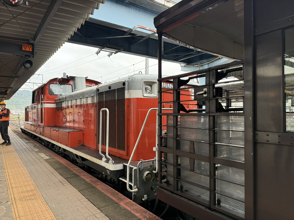 foreverEF5861's tweet photo. 「SLやまぐち号」改め「DLやまぐち号」へ乗車です

牽引は山口のピンチヒッターでお馴染みのDD51 1043
急な代走でもしっかりHMは付くんですね

DD51客レは貴重ではあるものの…6年半待ち焦がれたC57の「やまぐち」乗車が直前で断たれたショックの方が大きくて非常に複雑な気持ちですね… https://t.co/QhBKhAFhfm
