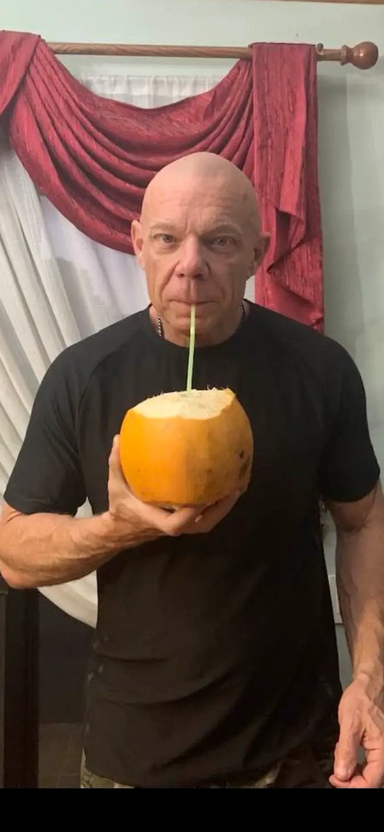 JTrackside's tweet photo. @danielwoerner @Toastmanpa @BrockJamison If this guy ever gets on an elevator with you.
Just turn around &amp; stare at the corners! 
Or tell him "you know me , Colorado is nice , and Thailand has good boats &amp; coconuts". 🥥😂@danielwoerner https://t.co/q8KHMguUsa