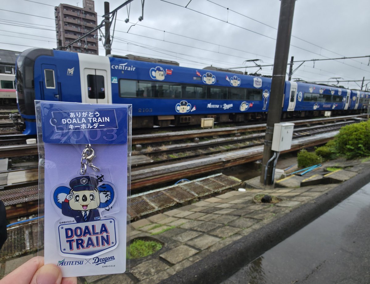 yuzu_hito_46's tweet photo. 「DOALA TRAIN」ありがとうイベント
名鉄犬山駅→犬山検査場入→洗車体験(2往復)→留置線へ→撮影タイム(プラグドア開閉実演)→終わり
普段立ち入る事が出来ない所に行けるのがイベントの醍醐味です🤭
まもなく運行を終了する「DOALA TRAIN」ありがとう！！
#dragons #ドアラ #名鉄
#ラッピング電車 https://t.co/Otedtk1BeW
