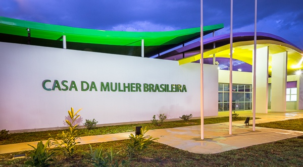 EsquerdaCtba's tweet photo. Flavio disse que vai criar a Casa da Mulher Brasileira.

JÁ EXISTE desde 2015, e foi criada por Dilma Roussef

#DebateNaGlobo #FlavioMentiroso #ExplicaAlgumaCoisaFlavio https://t.co/p9G5IWiexi