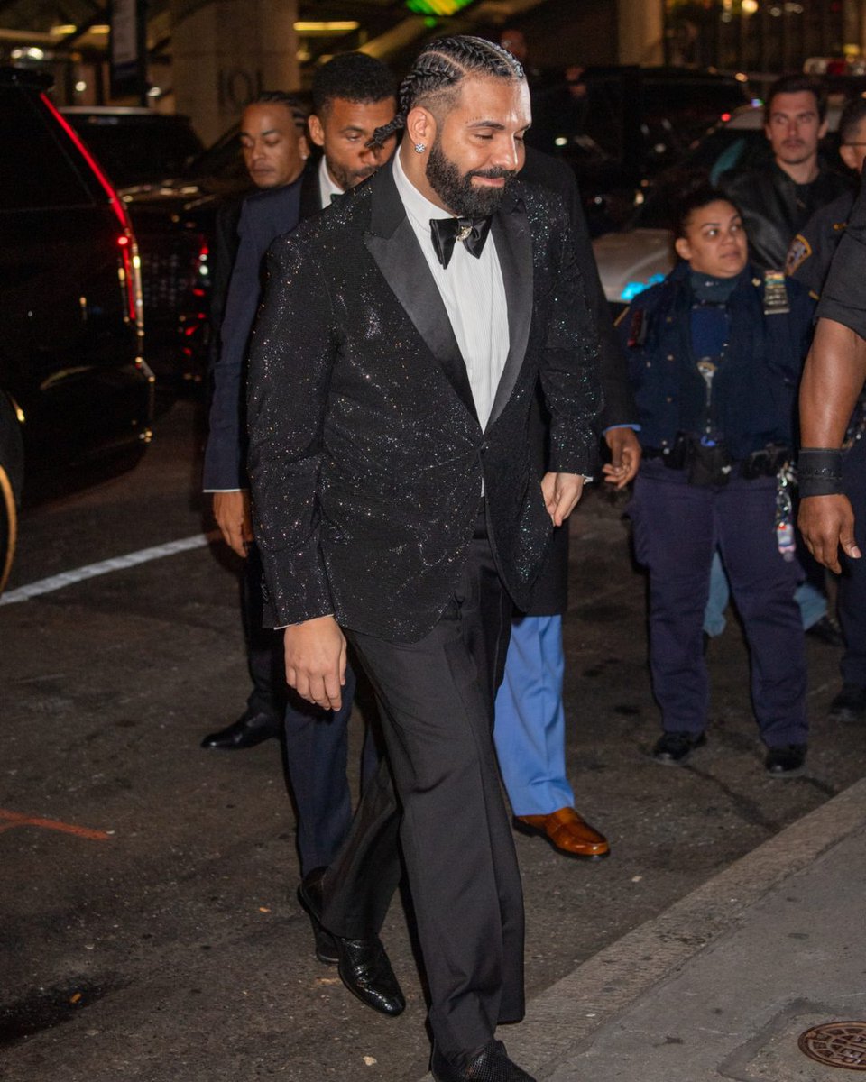 PageSix's tweet photo. Drake ditched his brown fringe shawl for a sparkling suit while heading to Cipriani to celebrate his 40th birthday in New York.✨🥂

📸: BACKGRID https://t.co/QUXecArCCI