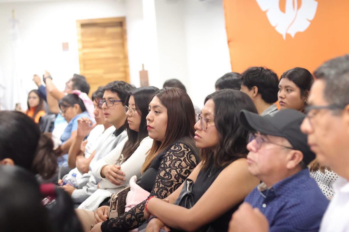 DanielGOaxaca's tweet photo. Presentes en el diplomado #CiudadaníaYDemocracia, junto a quienes defenderán la voluntad de las y los oaxaqueños. 
Nuestro reconocimiento al Mtro. Jesús Cervantes Ramírez por su ponencia.
En @MovCiudadanoMX nos capacitamos para construir el #OaxacaNuevo que merecemos ✊🇲🇽 https://t.co/o8YFwzkCrj