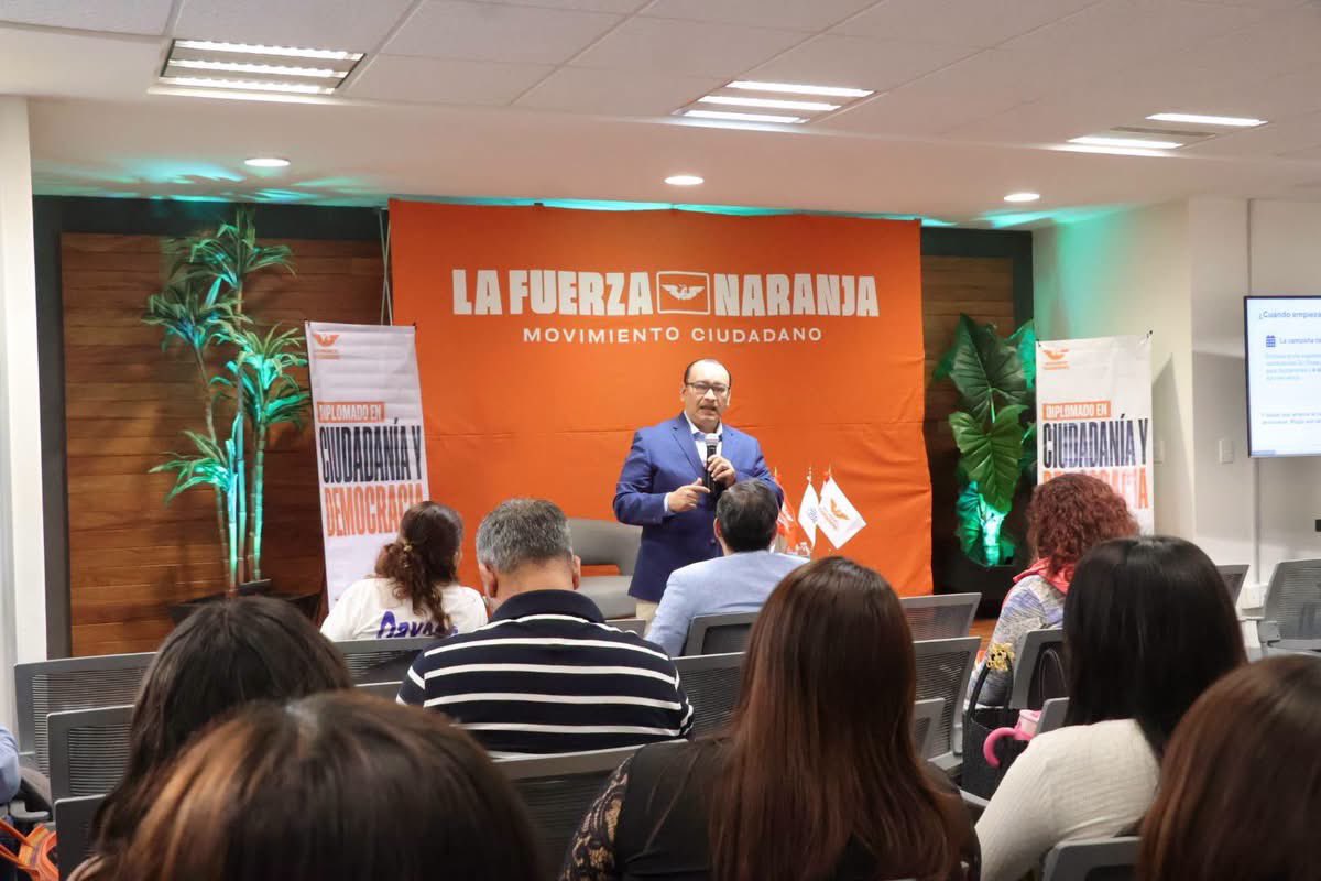 DanielGOaxaca's tweet photo. Presentes en el diplomado #CiudadaníaYDemocracia, junto a quienes defenderán la voluntad de las y los oaxaqueños. 
Nuestro reconocimiento al Mtro. Jesús Cervantes Ramírez por su ponencia.
En @MovCiudadanoMX nos capacitamos para construir el #OaxacaNuevo que merecemos ✊🇲🇽 https://t.co/o8YFwzkCrj