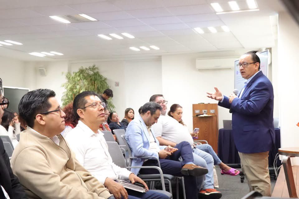 DanielGOaxaca's tweet photo. Presentes en el diplomado #CiudadaníaYDemocracia, junto a quienes defenderán la voluntad de las y los oaxaqueños. 
Nuestro reconocimiento al Mtro. Jesús Cervantes Ramírez por su ponencia.
En @MovCiudadanoMX nos capacitamos para construir el #OaxacaNuevo que merecemos ✊🇲🇽 https://t.co/o8YFwzkCrj