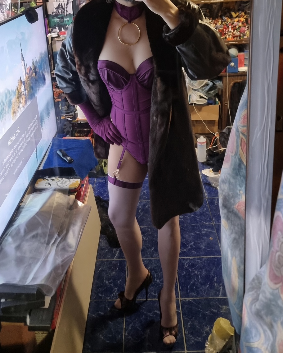 SakuraChapter4's tweet photo. 🔥Imagina que mandas mensaje y que llego a tu cuarto de hotel, al abrir la puerta me vez llegar asi con un abrigo y debajo este conjunto. que harías? 😋
❤️ y rt sibte gusta mi contenido 😘 https://t.co/JaFhuIThLi