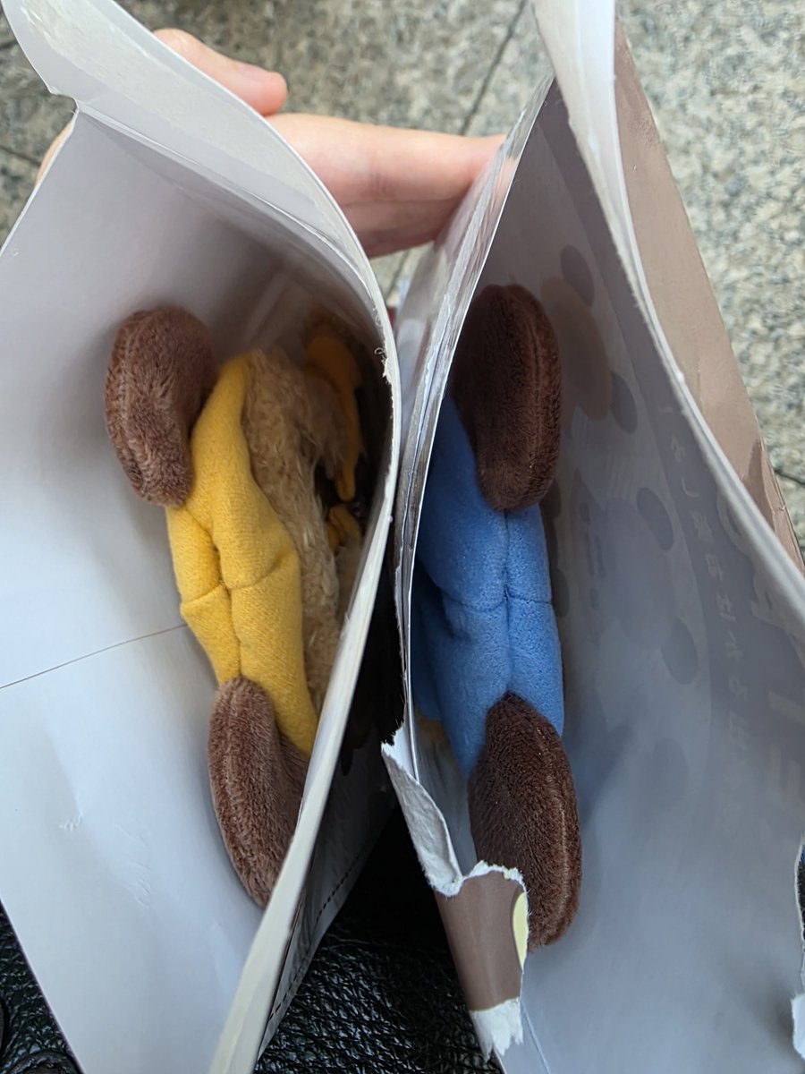 attackitruth's tweet photo. 【交換】
ディズニー シークレットポンチョ ユニベアシティ

【譲】
水色(黄色)

【求】
紫(+ピンク)　/　(黒+白)

単体交換は水色↔️紫のみ、2:2の場合は記載の組み合わせでの交換を希望しています。
本日21時まで六本木手渡し交換可能、後日の都内/横浜付近手渡しは要相談

宜しくお願いします。 https://t.co/t1OQ8MREmn