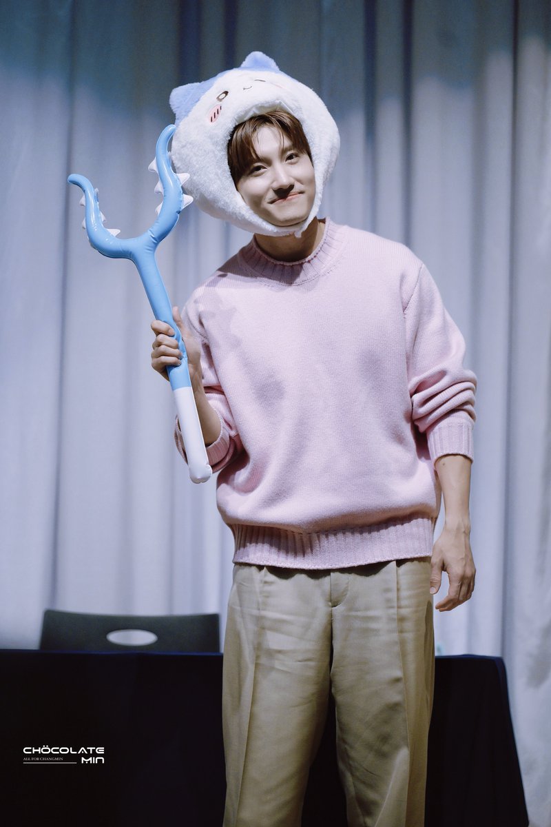 Chocolatemin_88's tweet photo. 261023 Yes24 사인회

How can he be so impossibly cute？！👀

#MAXCHANGMIN #최강창민
#AllOfMyLife  #チャンミン #MAX #심창민  #MAXCHANGMIN_AllOfMyLife
#TVXQ #동방신기 #東方神起 https://t.co/arAaHMFRbx