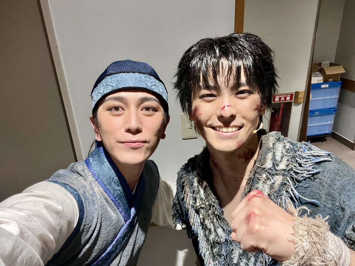 smbinfk2's tweet photo. やっと、やっと『#キングダム』を振り返っていきます。

まずは、信役の #高野洸。

同郷というだけでなく、福岡では同じ演技の先生に習っていたという共通点もあって、どこか最初から不思議な親近感がありました。

洸は、とにかく純粋で、真っ直ぐで、本当に良い子すぎるくらい良い子です。
たぶん僕よりずっと強いのに、なぜか守ってあげたくなるような、そんな愛しい存在でした。

稽古場でも、本番でも、そして一緒にご飯を食べている時でさえ、自然と周りの空気を柔らかくしてくれる人。
可愛すぎるぜっ。

洸の演じる信は、そんな彼自身の魅力がそのまま宿っていて、迷いなく前へ進んでいく、まさに真っ直ぐ放たれた飛矢のようでした。

またいつか、同じ舞台に立てますように。

洸、ありがとう!