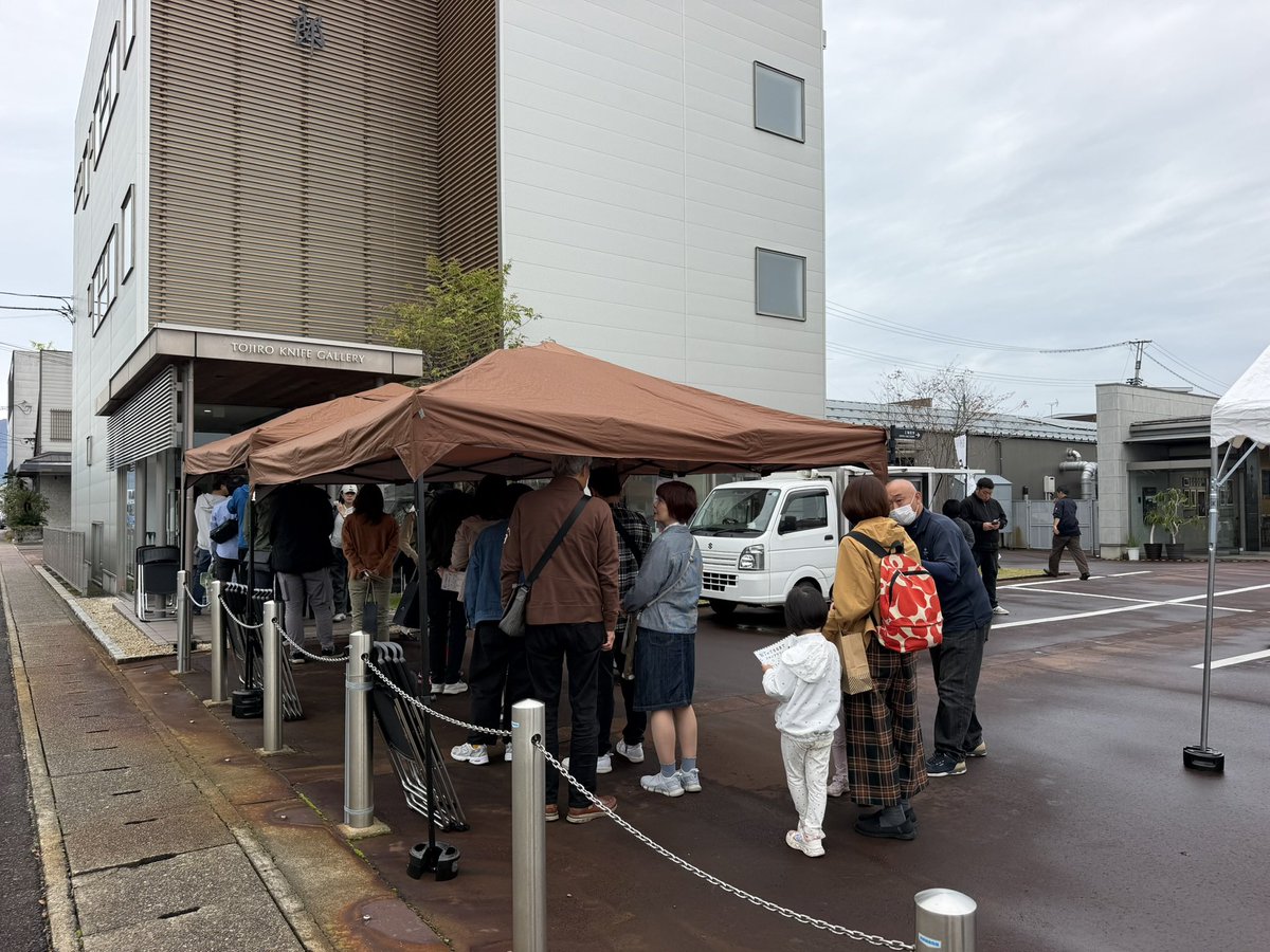 kenohcom's tweet photo. 20日から26日まで「藤次郎ウィーク2026」を開いている燕市吉田東栄町の藤次郎オープンファクトリーで、24日は包丁の無料研ぎ直しもあり、朝から行列ができていました。 https://t.co/eekLoaEvFU
