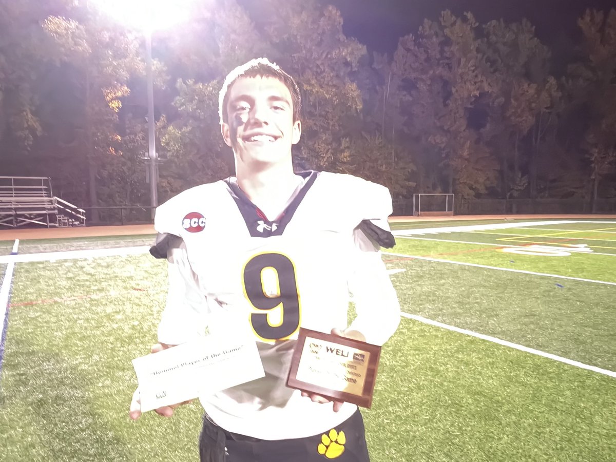 TheCoachWELI's tweet photo. Jake Rusher, Hand High School, was 9 for 16, 100 yards and 2 touchdown passes, in a 35-12 win over Shelton #cthsfb https://t.co/MUP83uSv35