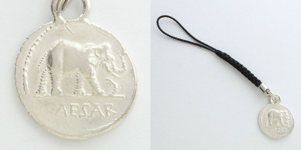 tiara_int's tweet photo. 《古代ローマ　シルバー　レプリカコインストラップ　カエサルの象》

本物の古代コインから型を採った原寸大のレプリカコインをストラップにしました。
紀元前1世紀半ばのローマ内戦期、ユリウス・カエサルの軍団が進軍中に発行した銀貨として有名です。

▶️https://t.co/YZvVxVo2ic https://t.co/f35UrdXqOQ