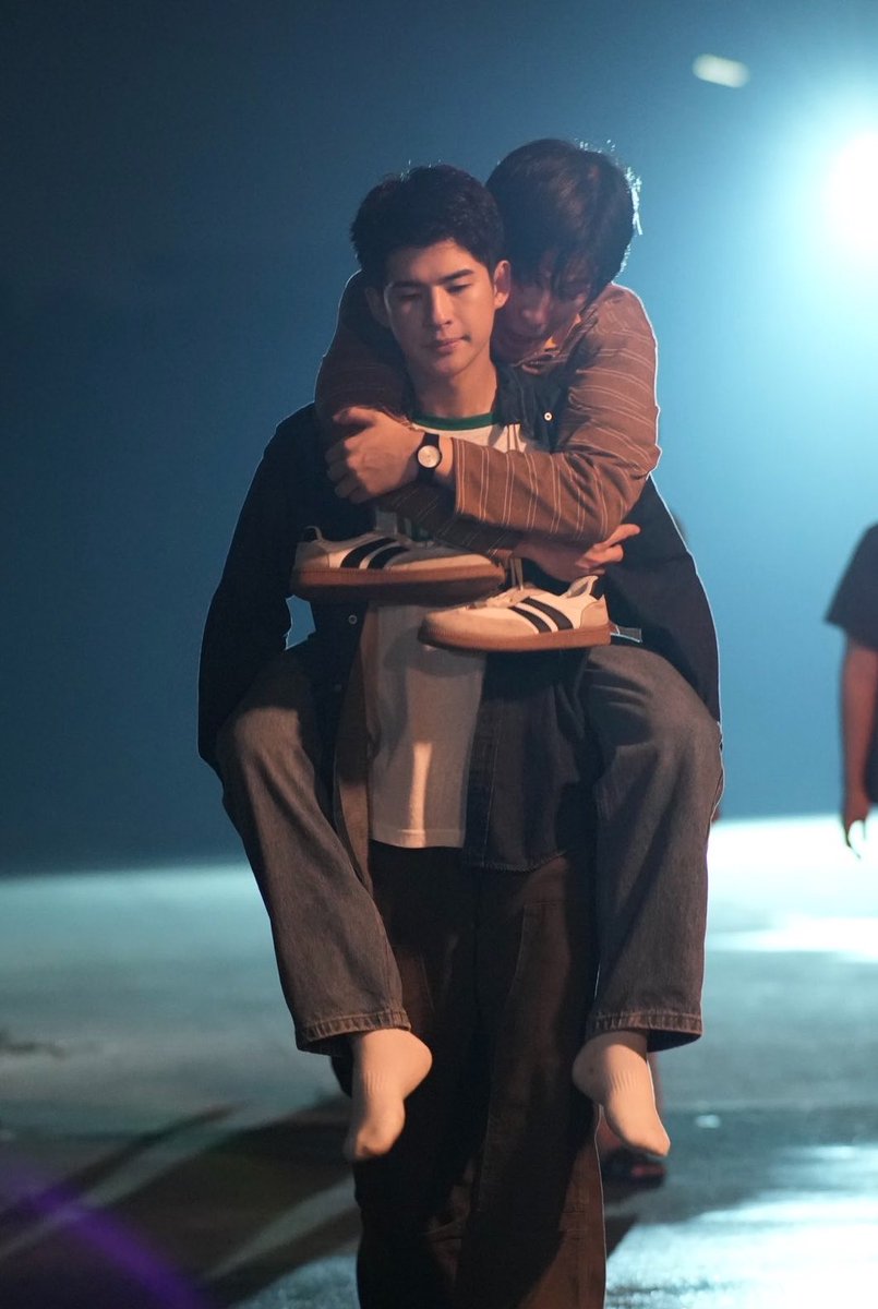 bearly_bear_'s tweet photo. เป๊ะยันรองเท้าแขวนคอ😭😭😭😭😭😭 https://t.co/PERmeKlsH6
