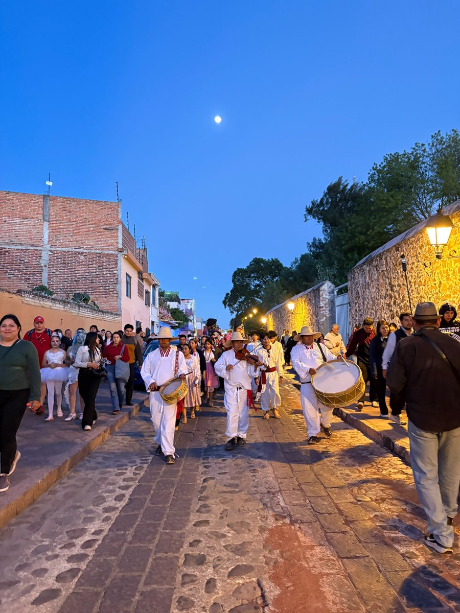 AlertaQro's tweet photo. 🕯️ La memoria y las tradiciones del pueblo otomí llegan al Jardín Zenea con la apertura del Camposanto Otomí, parte del Festival de Día de Muertos 2026. Un espacio para honrar a quienes ya partieron y compartir el legado de esta cultura. 🏵️

#Querétaro #DíaDeMuertos #CamposantoOtomí #JardínZenea #CulturaOtomí